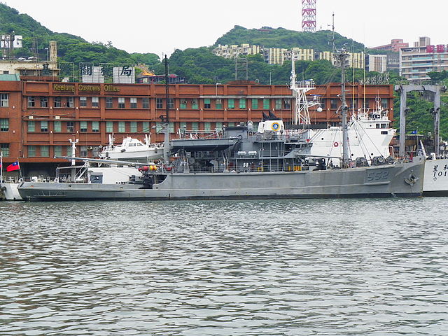 ROCN_Rescue_and_Salvag_Ship_Da_Hu_Shipped_in_Keelung_Harbor_with_ROCCG_Patrol_Ship_CG-101