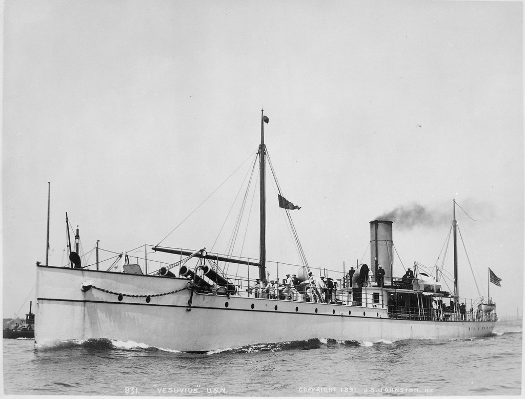 esuvius_dynamite-gun_cruiser_Port_bow_underway_1891