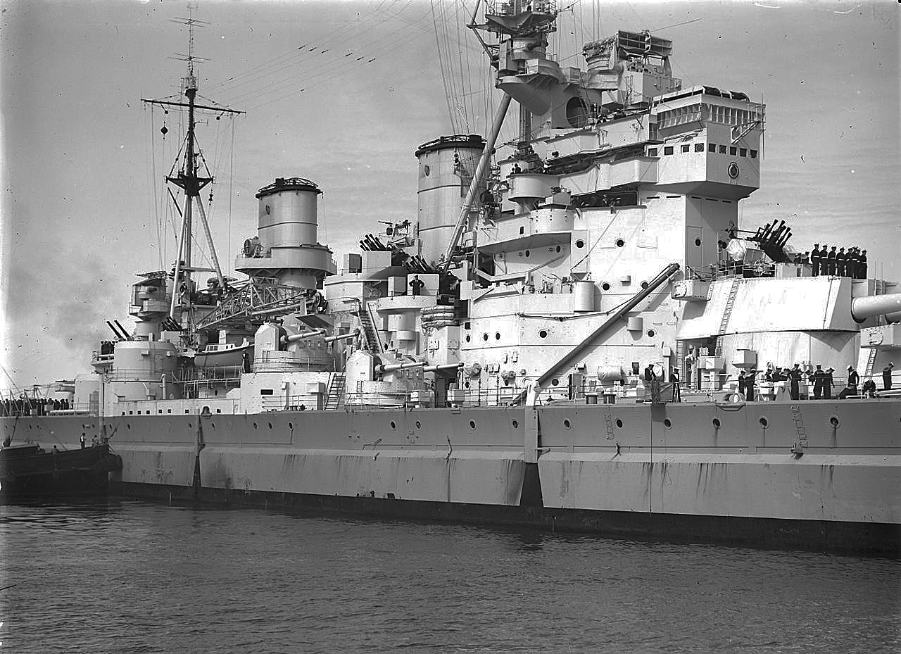 HMS_King_George_V_midships_HD-detail