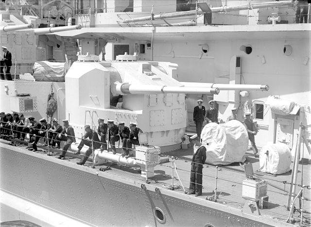 HMS_King_George_V_secondary_turret_SLV