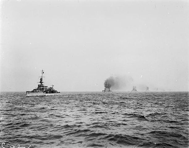 HMS Cardiff leading the Hochseeflotte main battle squadron to Scotland
