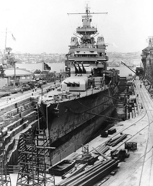 USS_Portland_drydock_Cockatoo_Island_Dockyard_late_1942