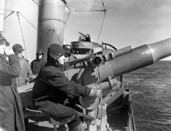 HMCS St.Croix 102 mm gunner training