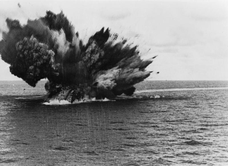 HMS_Barham_explodes
