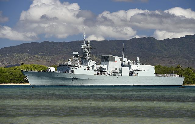 HMS Calgary leaving Pearl Harbor in 2014