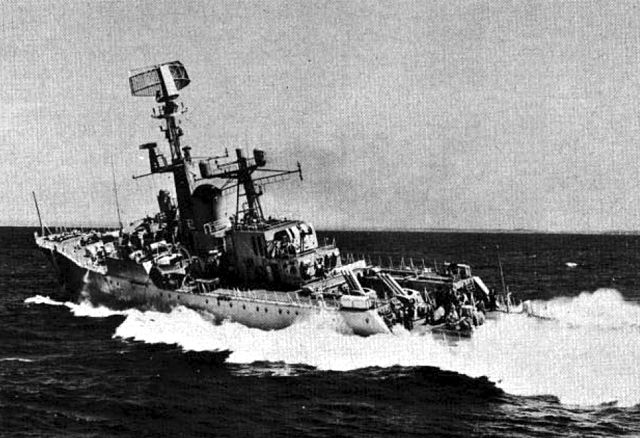 HMAS_Yarra_DE_45_underway_c1962