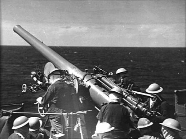 QF_4_inch_Mk_V_gun_HMAS_Sydney_1941