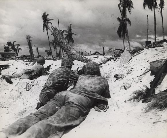 Marines_Advance_on_Japanese_PillBoxes_Tarawa_November_1943